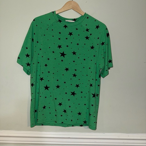 Zenana Outfitters Tops - Zenana Outfitters Green Star Print Short Sleeve Tee Size Small